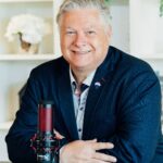 Alain St-Jean avec micro HyperX - Podcast RPAaVendre.com